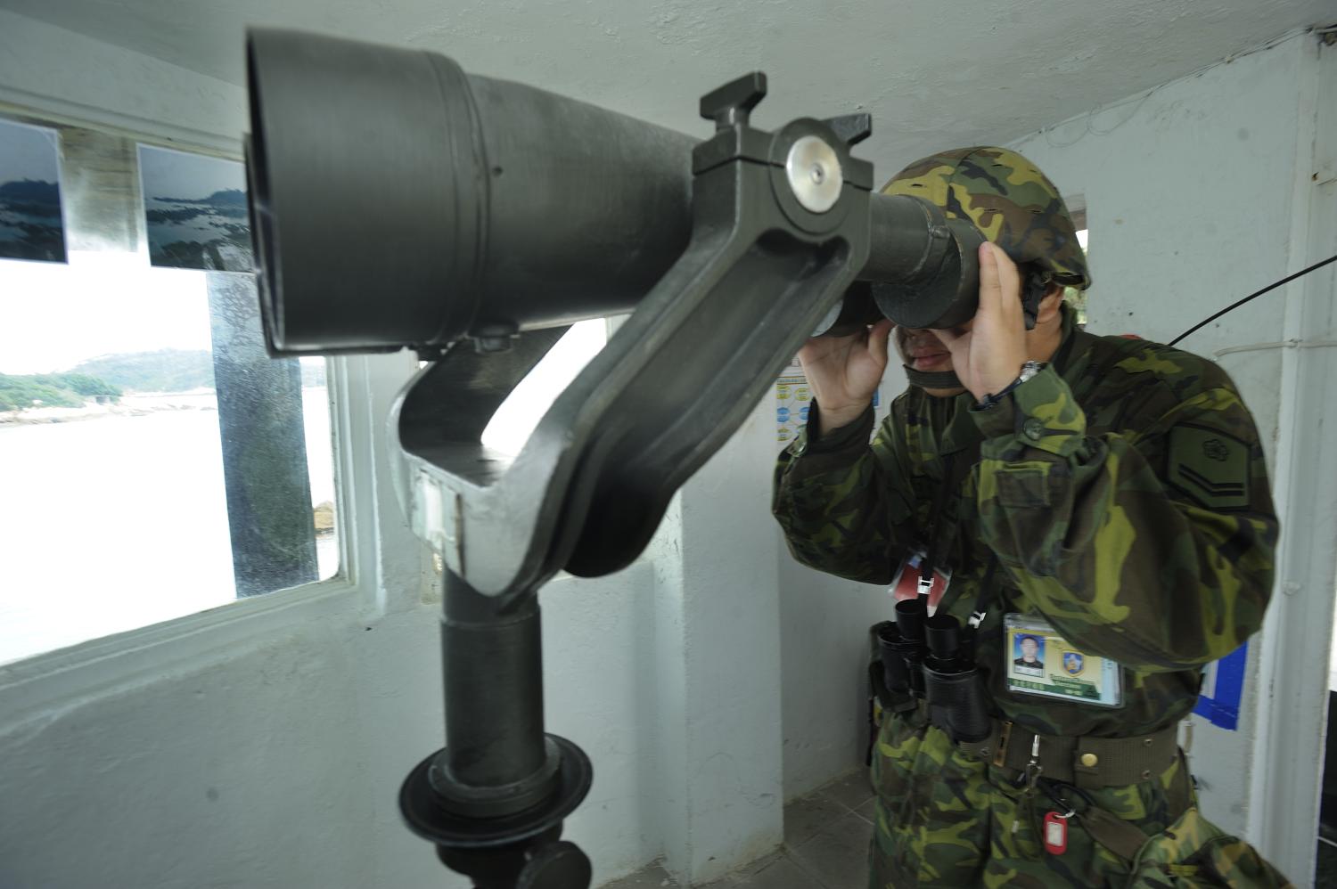 Can he see Ukraine from there? A Taiwanese soldier watches the Taiwan Strait, August 2022. (Alberto Buzzola/Getty)