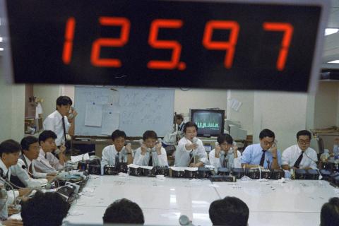 A trading session in October 1988 at the Tokyo Stock Exchange under a large sign showing the value of the yen to the dollar (Junji Kurokawa/AFP via Getty Images)